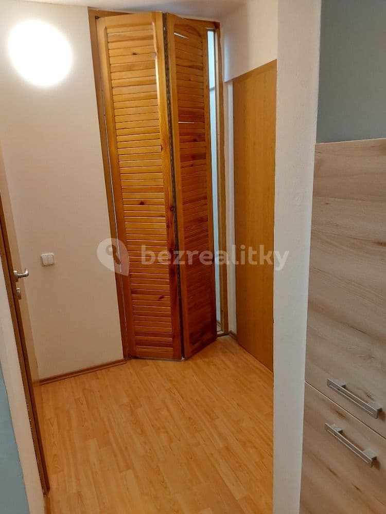 Prenájom bytu 3-izbový 65 m², Kostelec u Křížků, Středočeský kraj