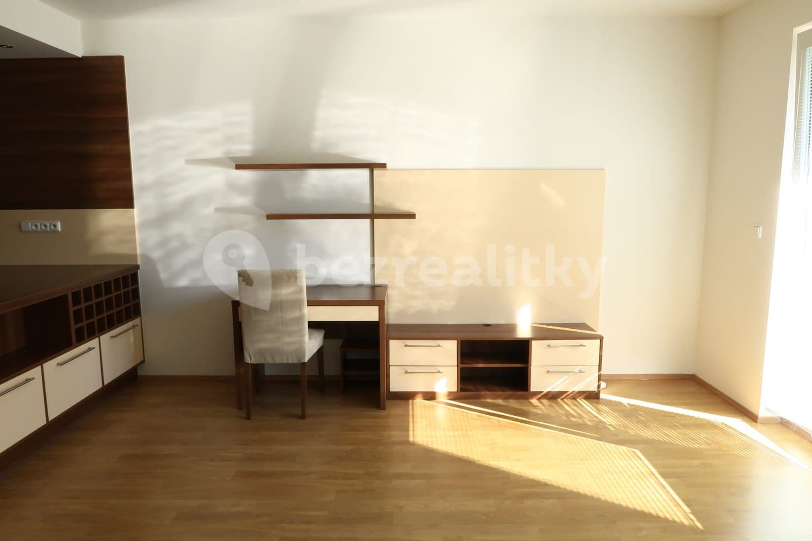 Prenájom bytu 3-izbový 80 m², Sazovická, Praha, Praha