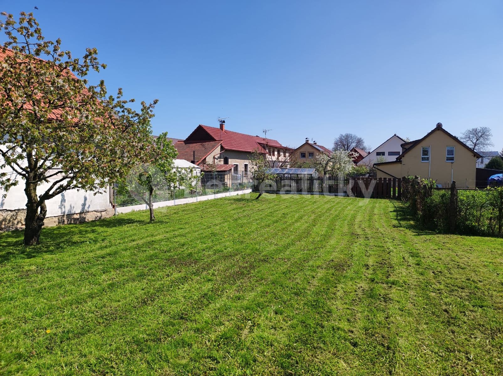 Predaj pozemku 1.177 m², Na pahorku, Milovice, Středočeský kraj