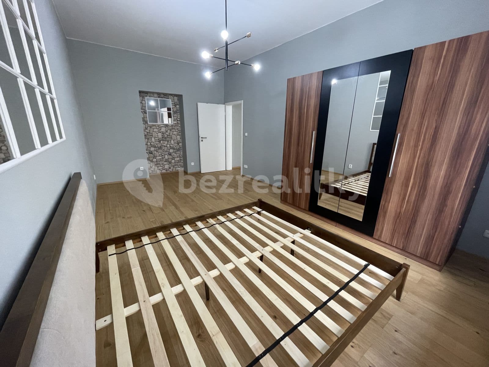 Prenájom bytu 3-izbový 76 m², Pernerova, Praha, Praha
