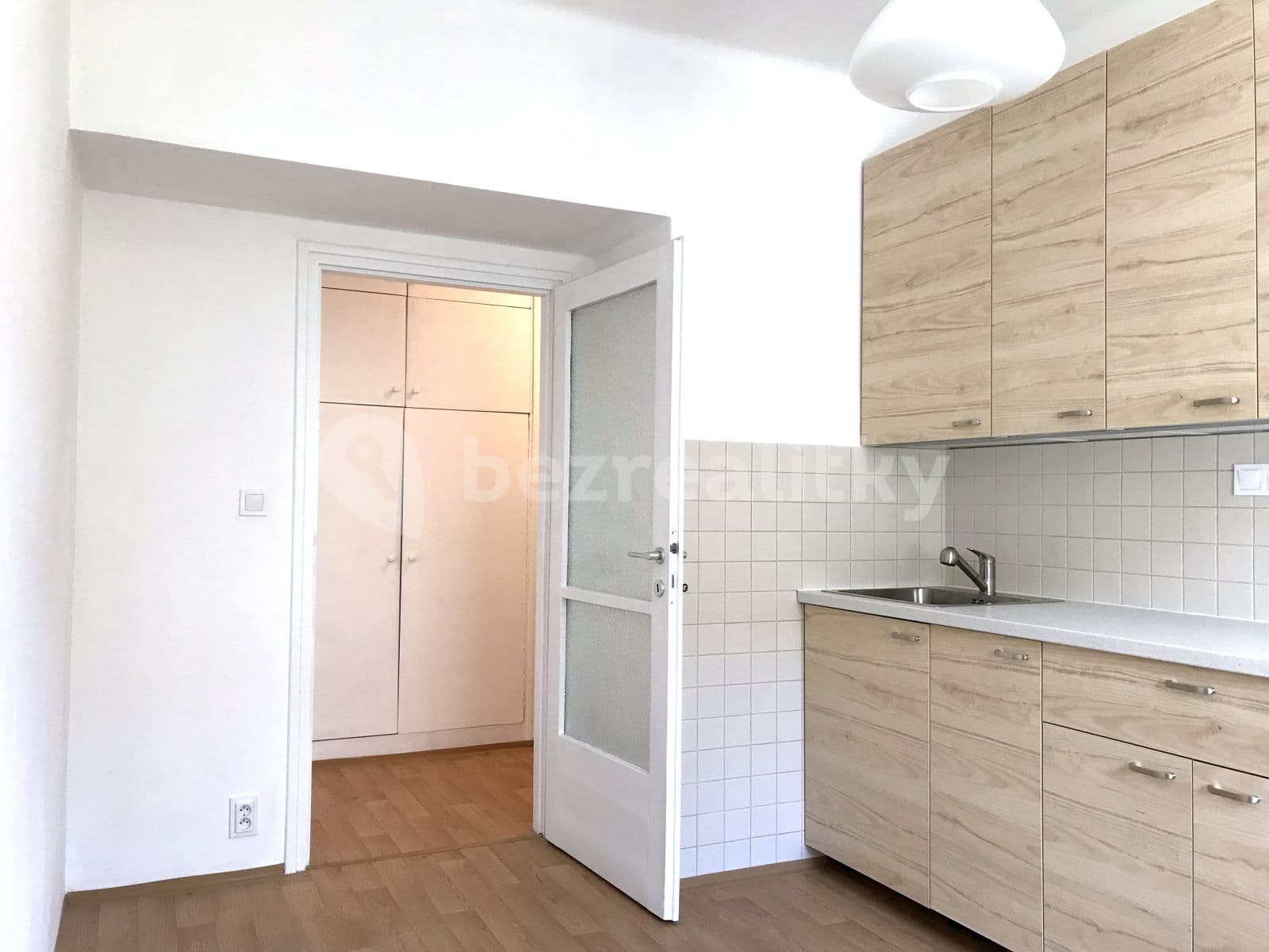 Prenájom bytu 1-izbový 41 m², Koněvova, Praha, Praha