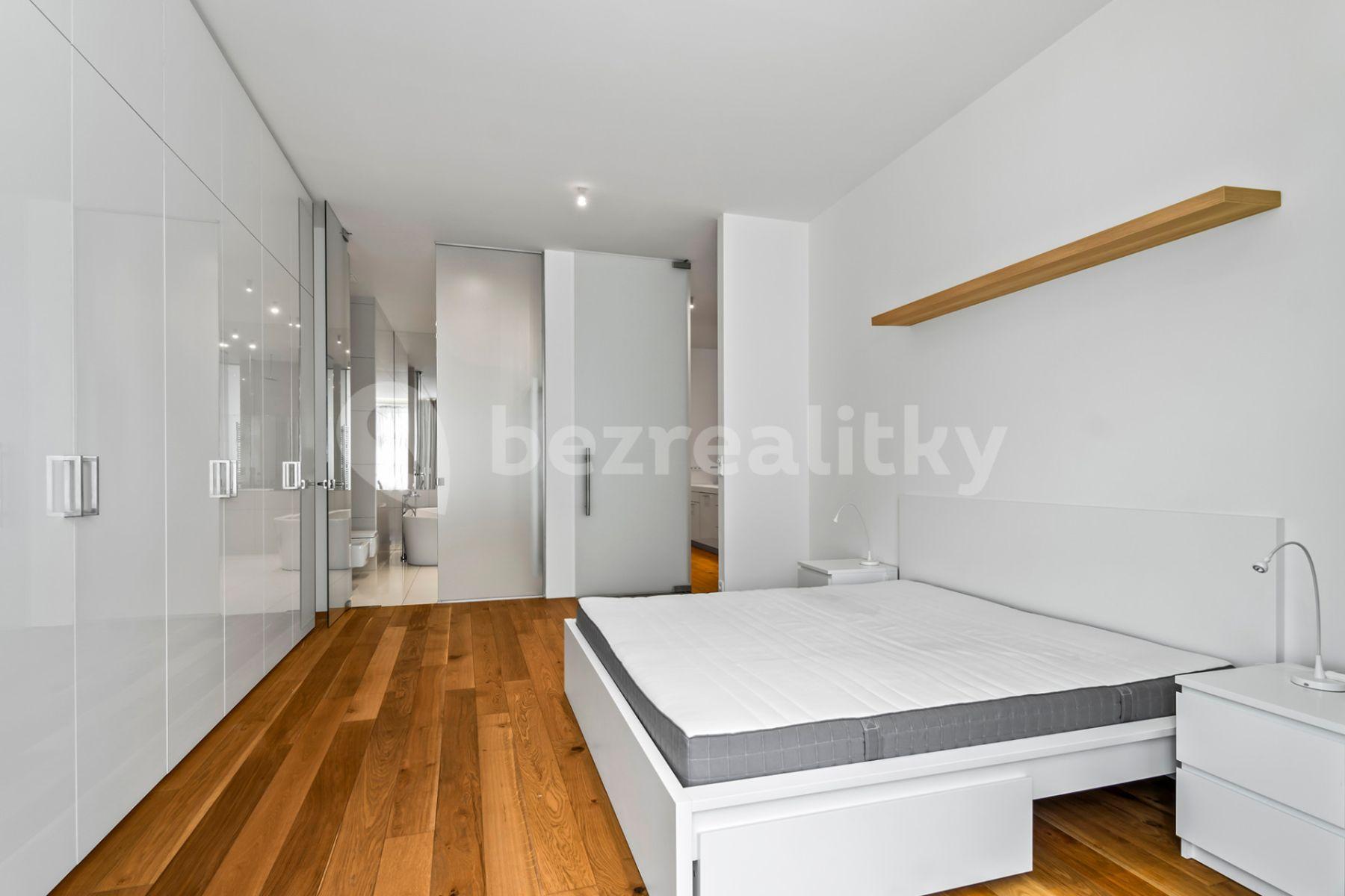 Prenájom bytu 3-izbový 109 m², Laubova, Praha, Praha
