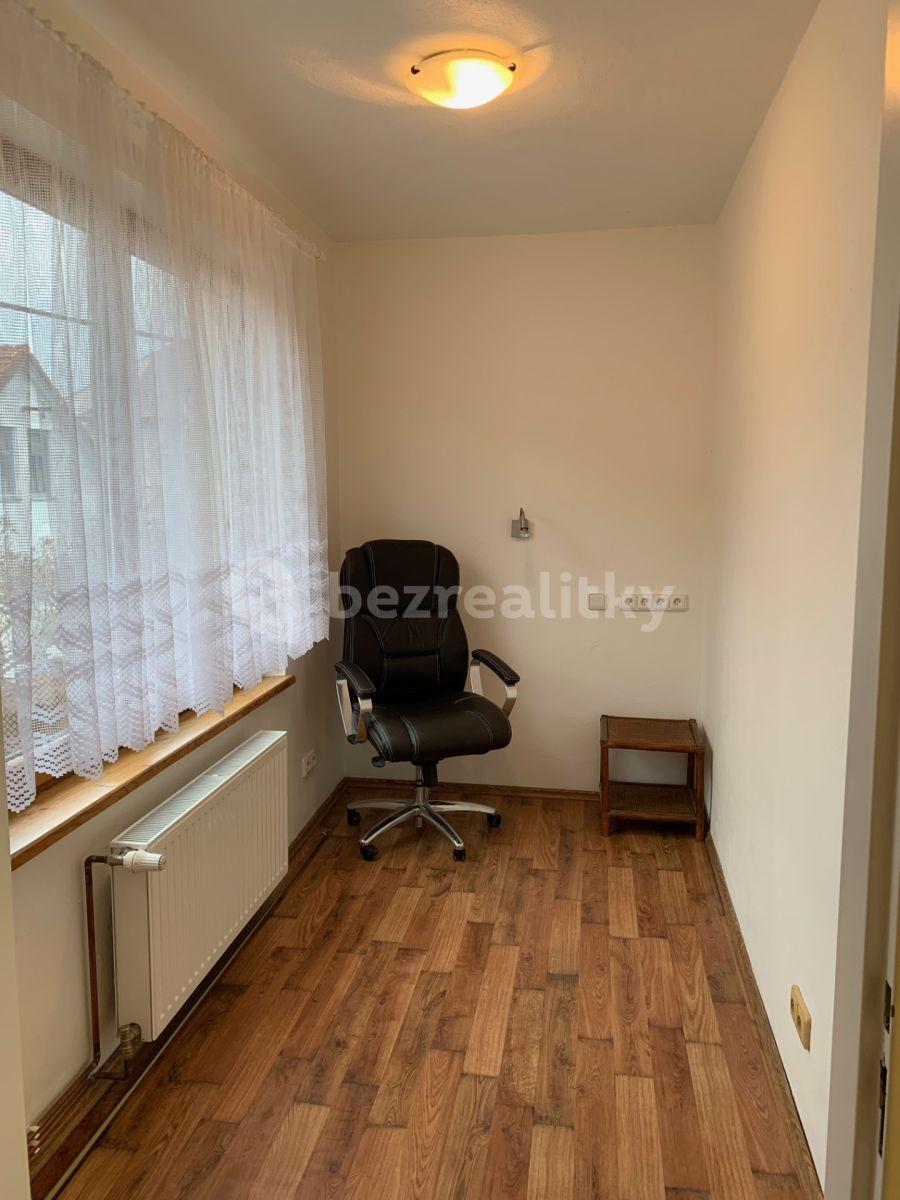 Prenájom bytu 4-izbový 80 m², Poštovní, Černošice, Středočeský kraj