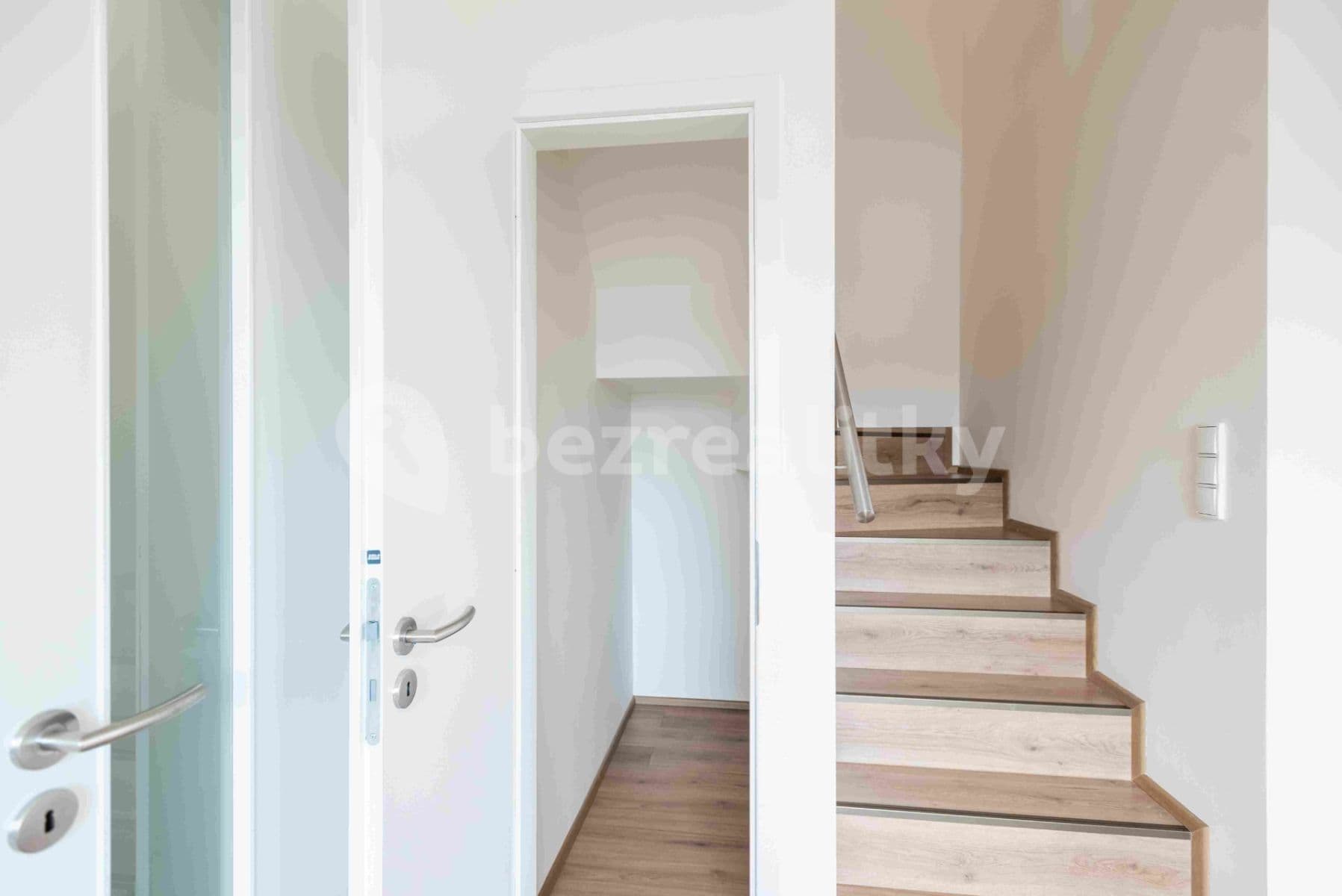 Prenájom bytu 3-izbový 89 m², Úhonice, Středočeský kraj