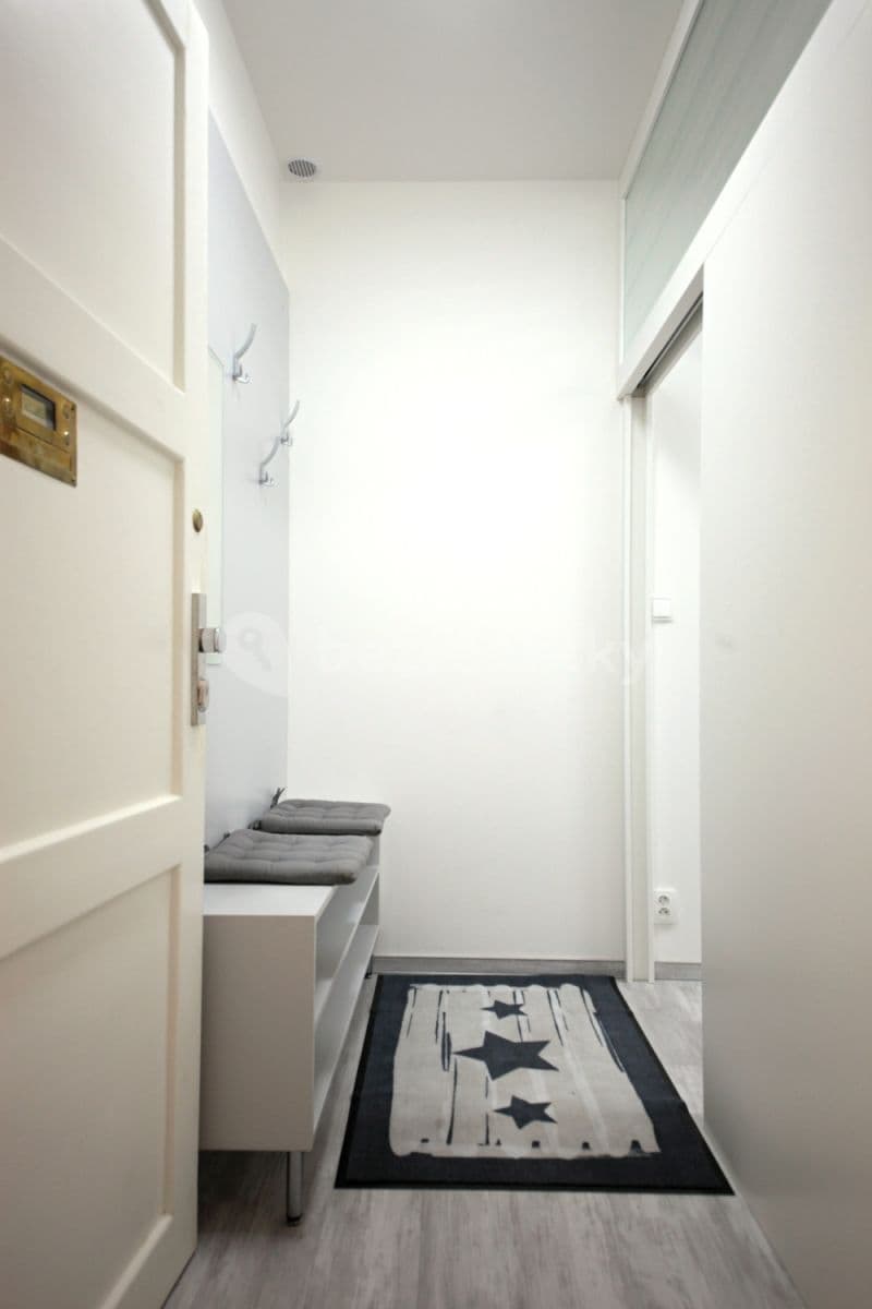 Prenájom bytu 2-izbový 56 m², Slovinská, Praha, Praha