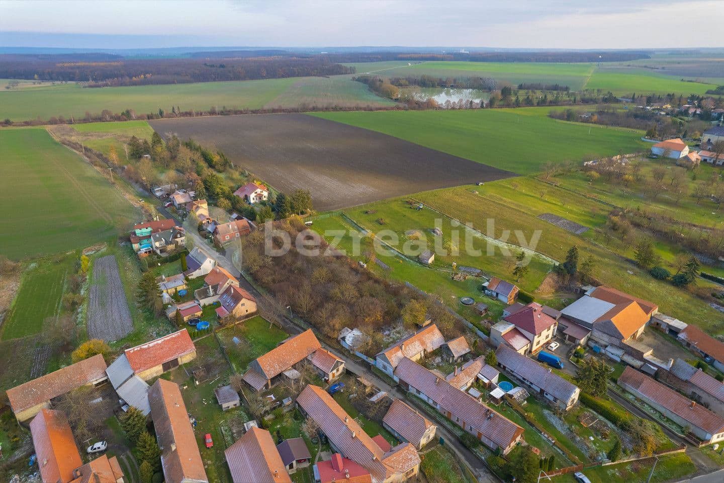 Predaj pozemku 3.293 m², Činěves, Středočeský kraj
