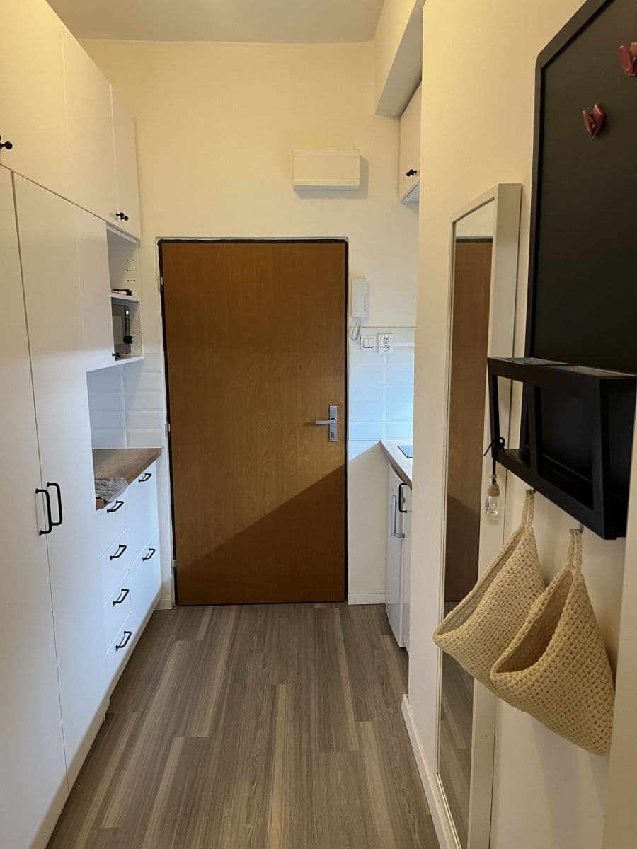 Prenájom bytu  33 m², Sokolovská, Praha, Praha