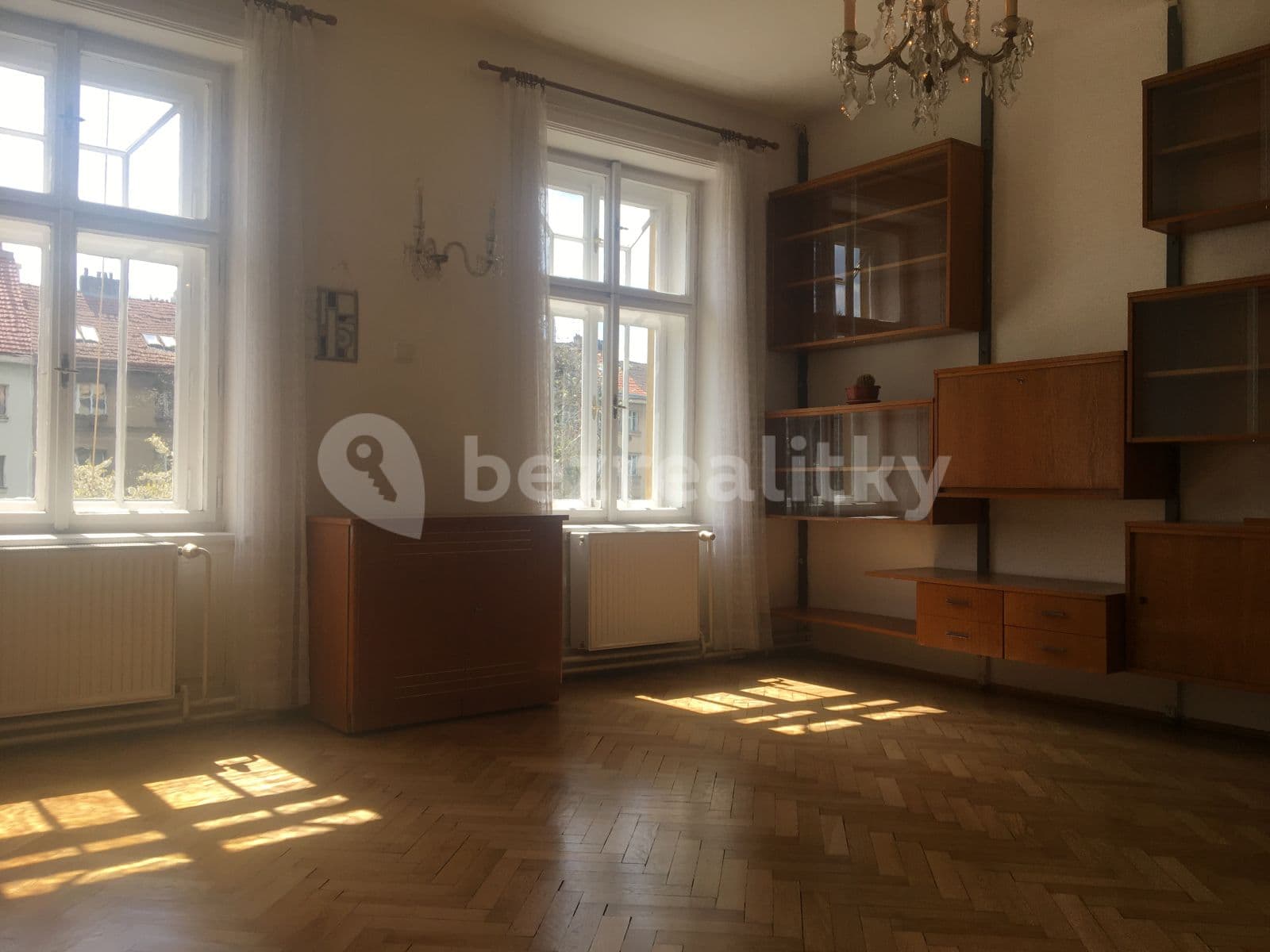 Prenájom bytu 2-izbový 71 m², Slovenská, Praha, Praha