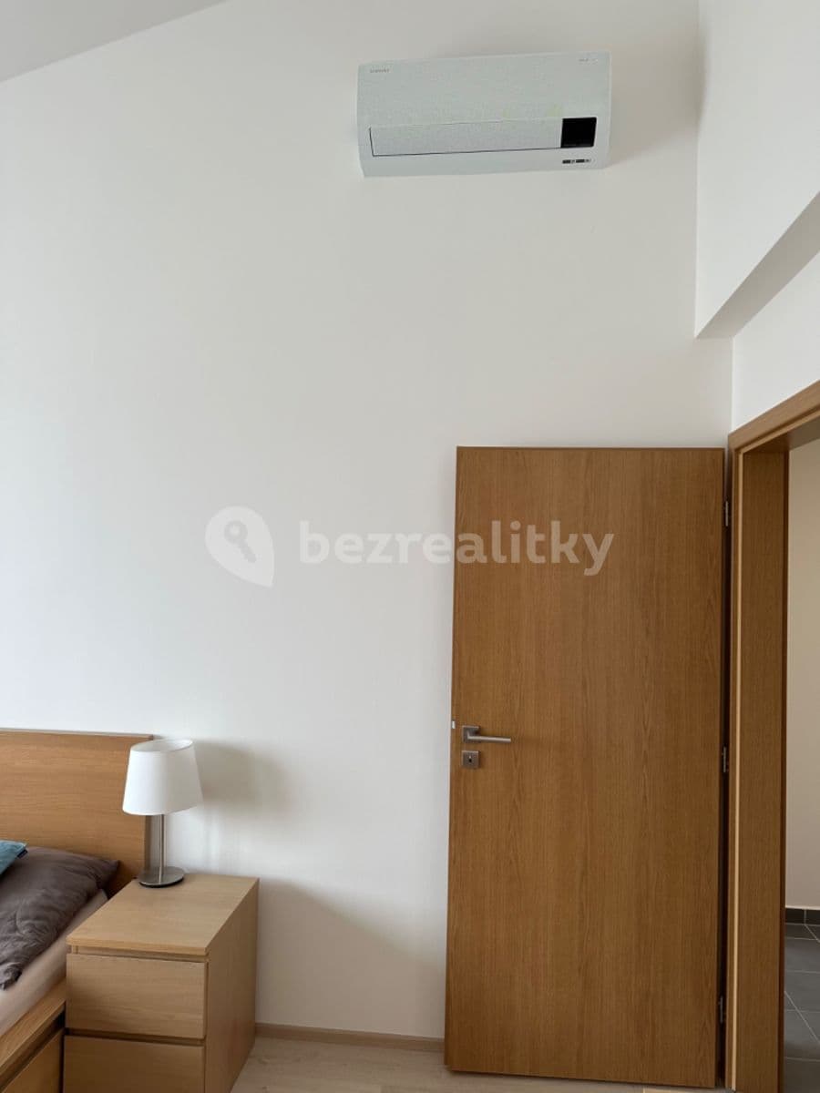 Prenájom bytu 3-izbový 72 m², Příhodova, Chýně, Středočeský kraj