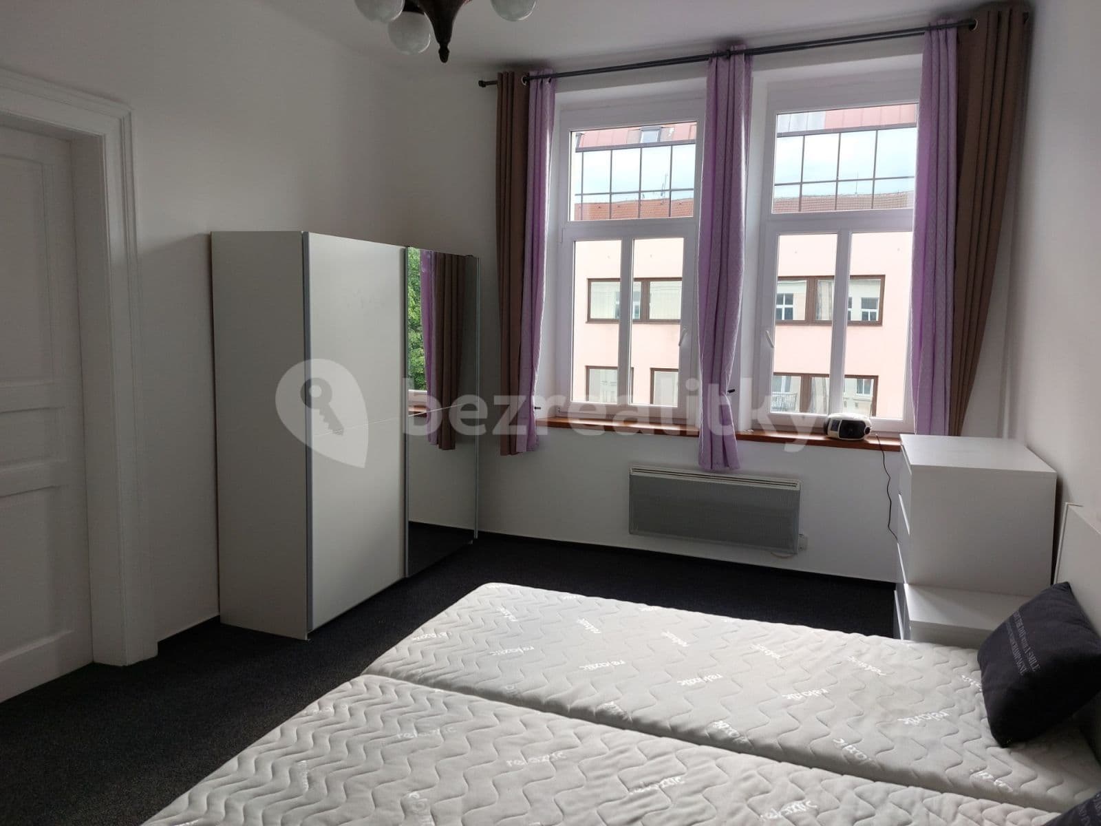 Prenájom bytu 3-izbový 80 m², Krátkého, Praha, Praha