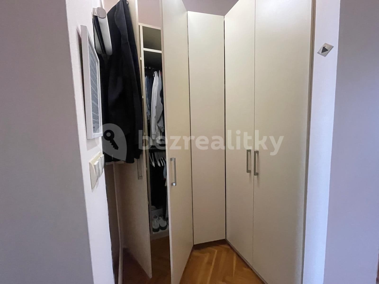Prenájom bytu 3-izbový 87 m², Slovenská, Praha, Praha