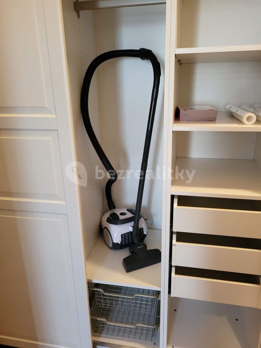 Prenájom bytu  45 m², Koubkova, Praha, Praha