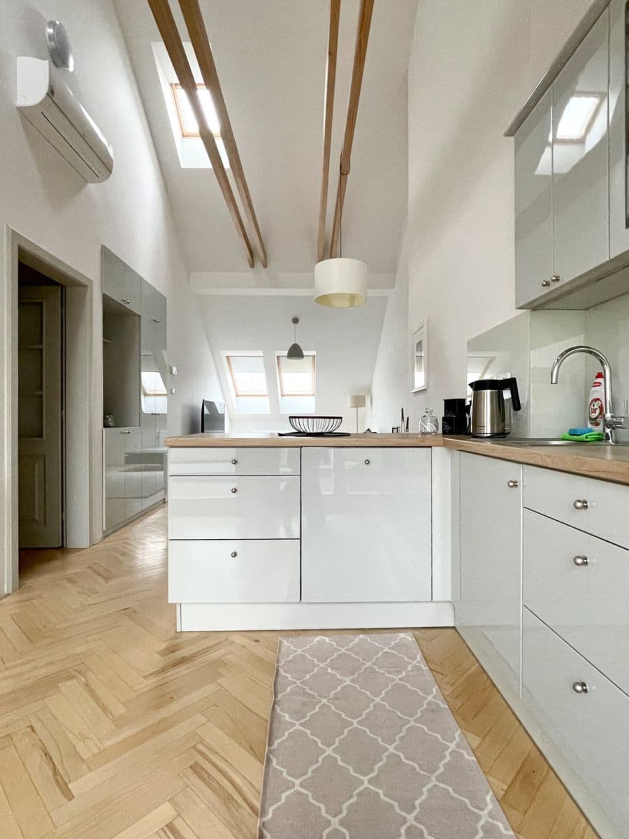 Prenájom bytu  93 m², Blanická, Praha, Praha