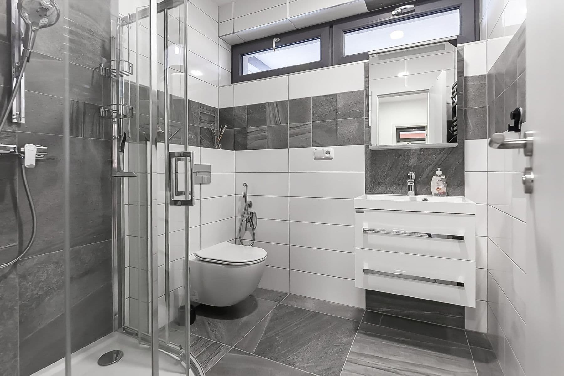 Prenájom bytu  180 m², Ibišková, Praha, Praha