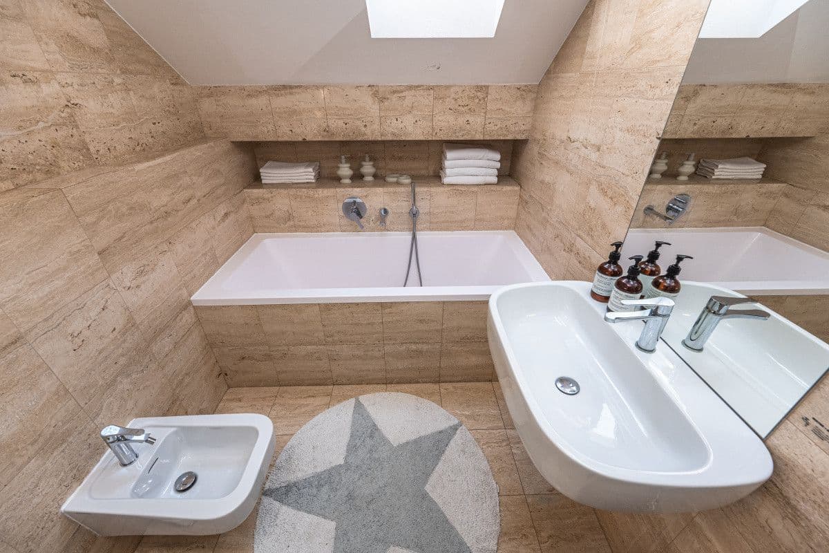 Prenájom bytu  100 m², Petrská, Praha, Praha