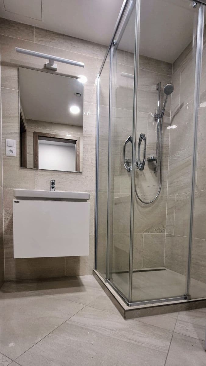 Prenájom bytu  63 m², Sokolovská, Praha, Praha