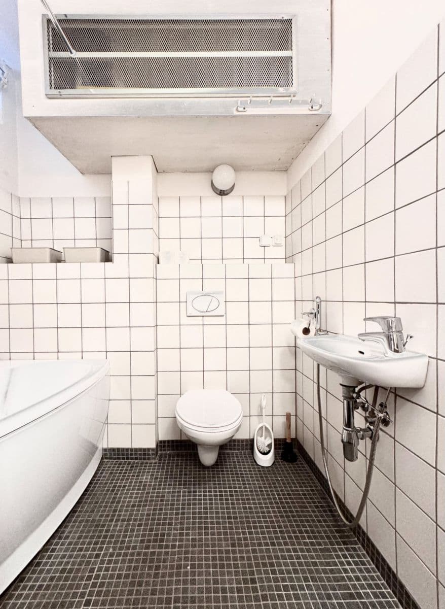Prenájom bytu  35 m², Na Okraji, Praha, Praha