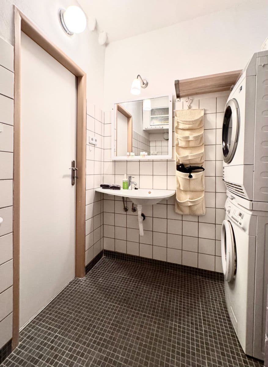 Prenájom bytu  35 m², Na Okraji, Praha, Praha