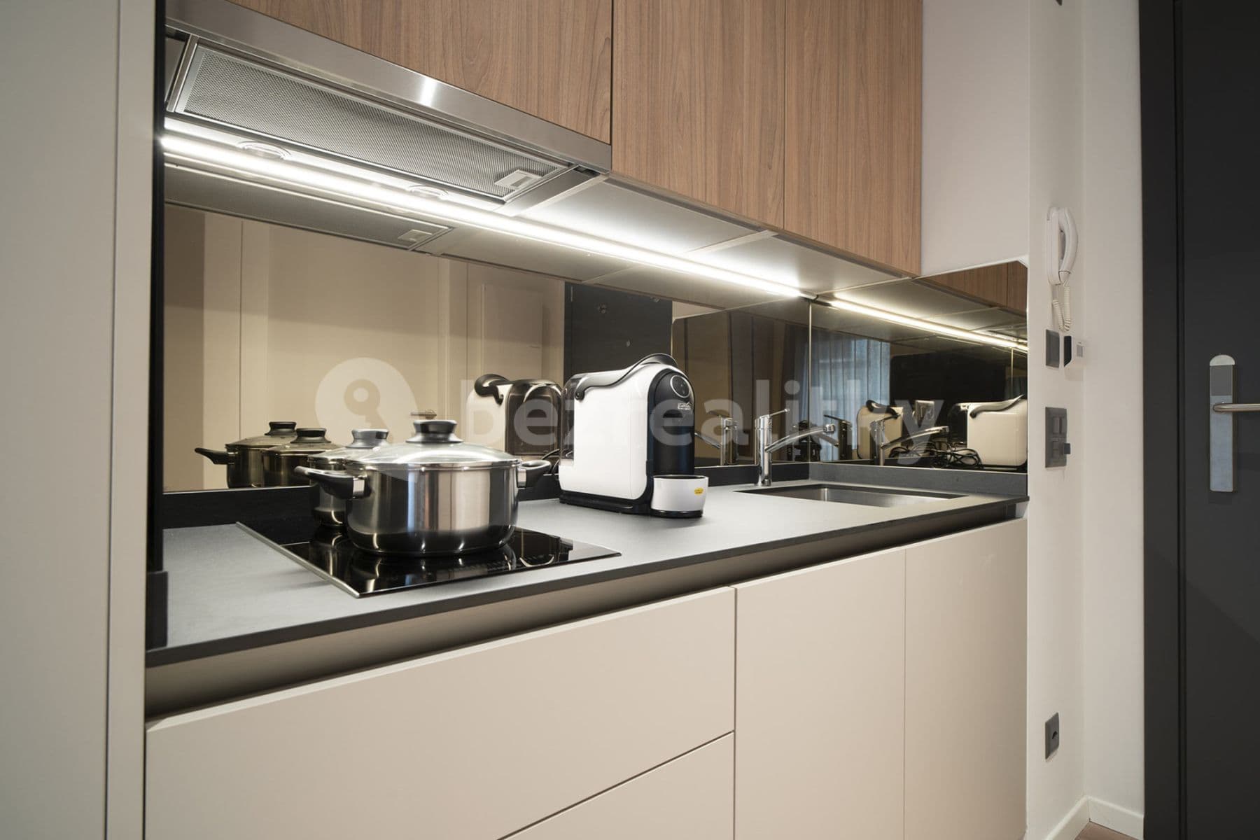 Prenájom bytu  30 m², Legerova, Praha, Praha