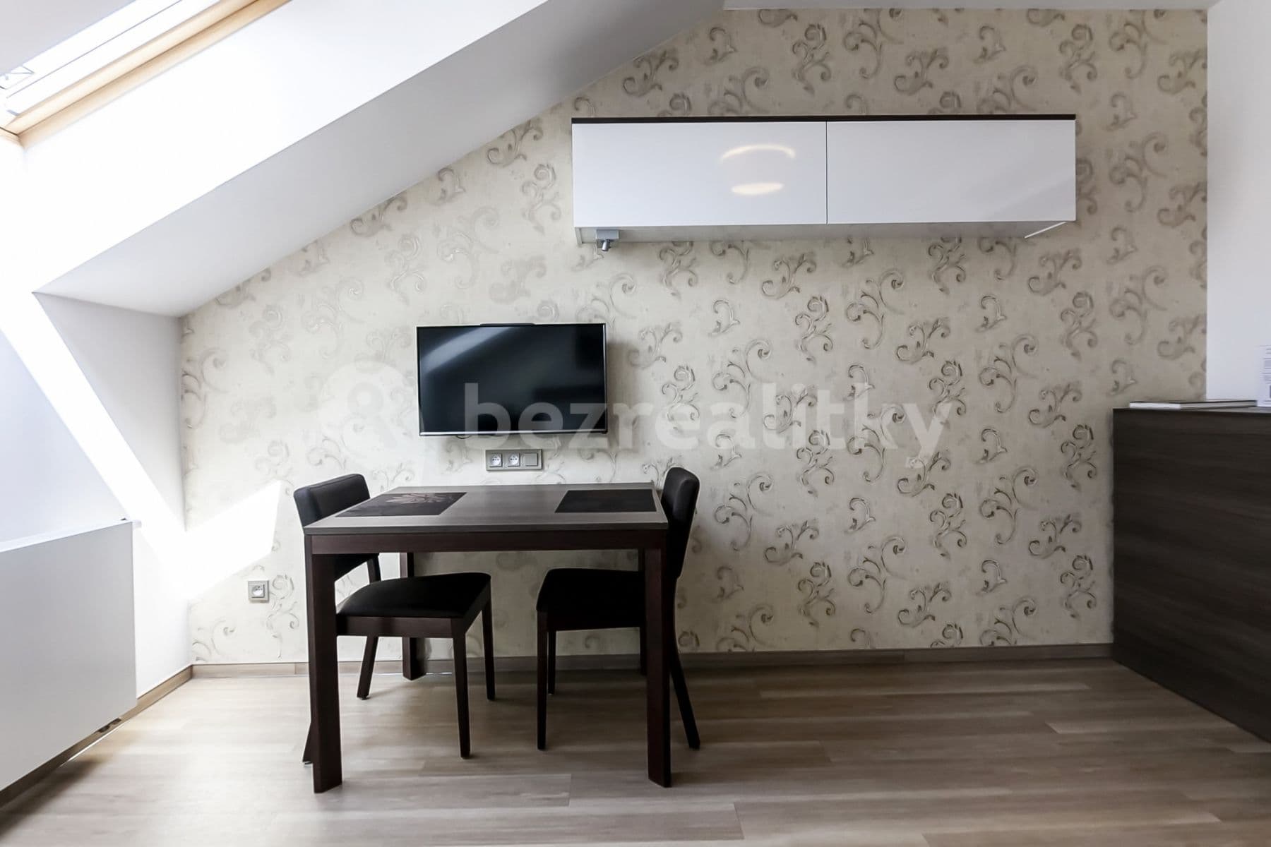 Prenájom bytu  30 m², Legerova, Praha, Praha