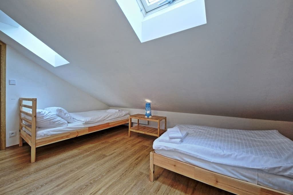 Prenájom bytu  110 m², Na Bojišti, Praha, Praha