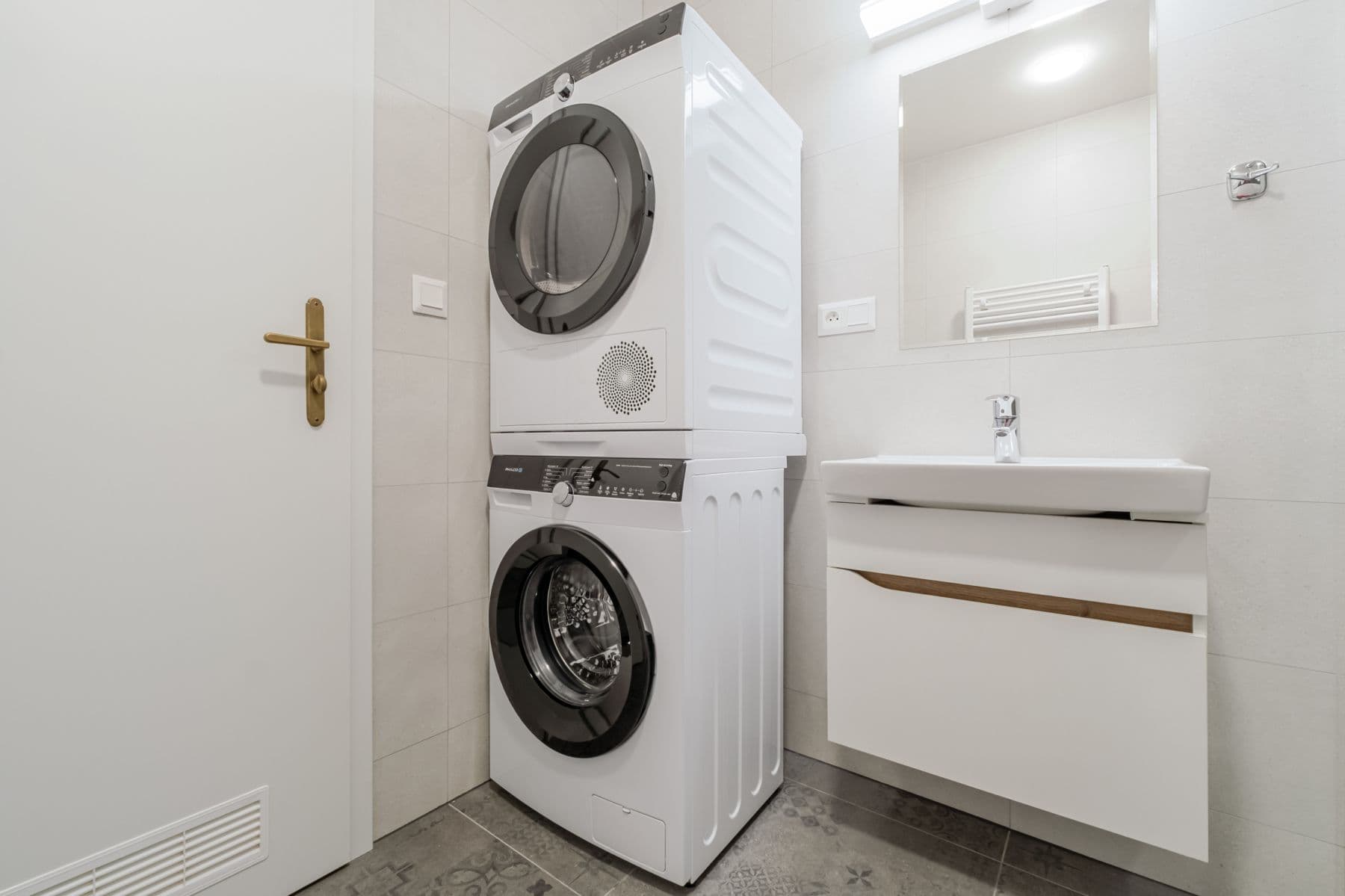 Prenájom bytu  28 m², Veletržní, Praha, Praha