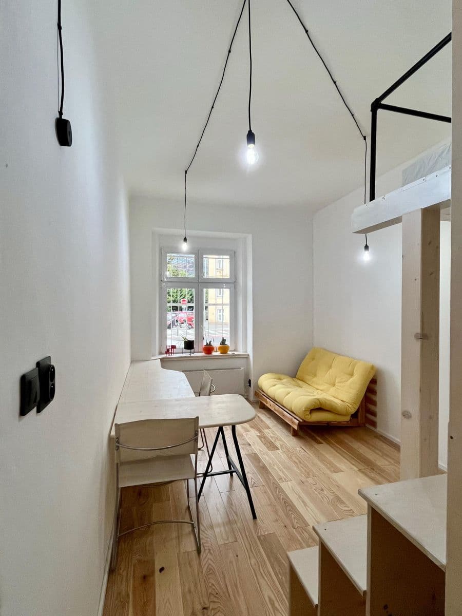 Prenájom bytu  20 m², U Uranie, Praha, Praha