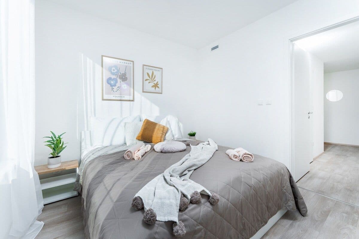 Prenájom bytu  45 m², Plzeňská, Praha, Praha