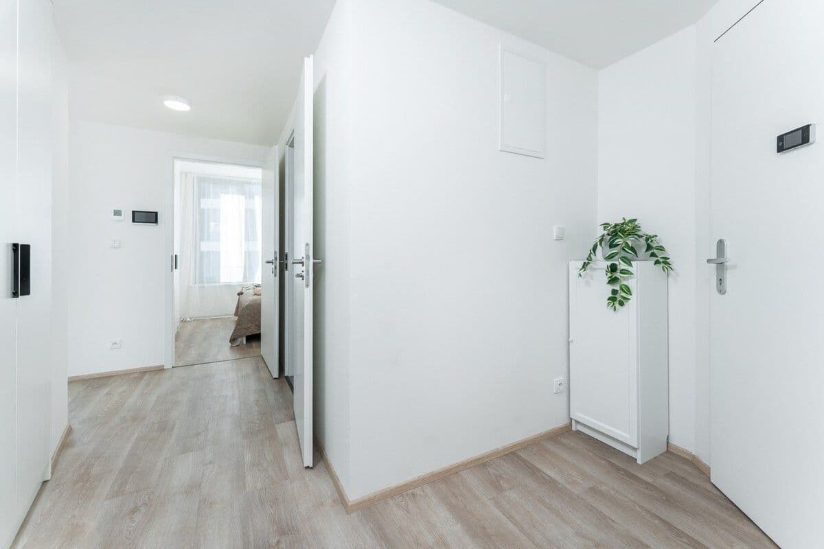 Prenájom bytu  45 m², Plzeňská, Praha, Praha