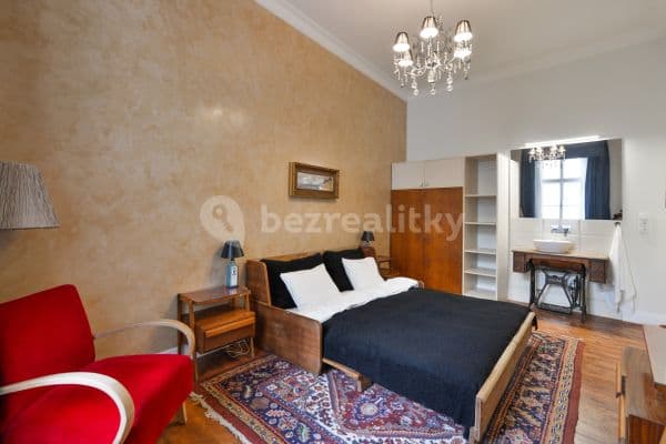 Prenájom bytu 1-izbový 33 m², Hálkova, Praha