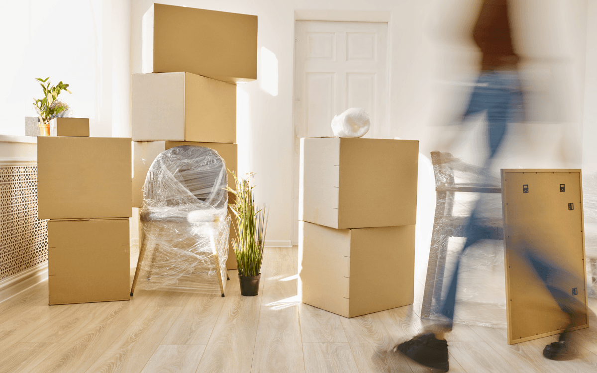 Vysťahovať nájomníka môžete až po uplynutí výpovednej lehoty a na základe súdneho rozhodnutia – svojpomocne to urobiť nemôžete.