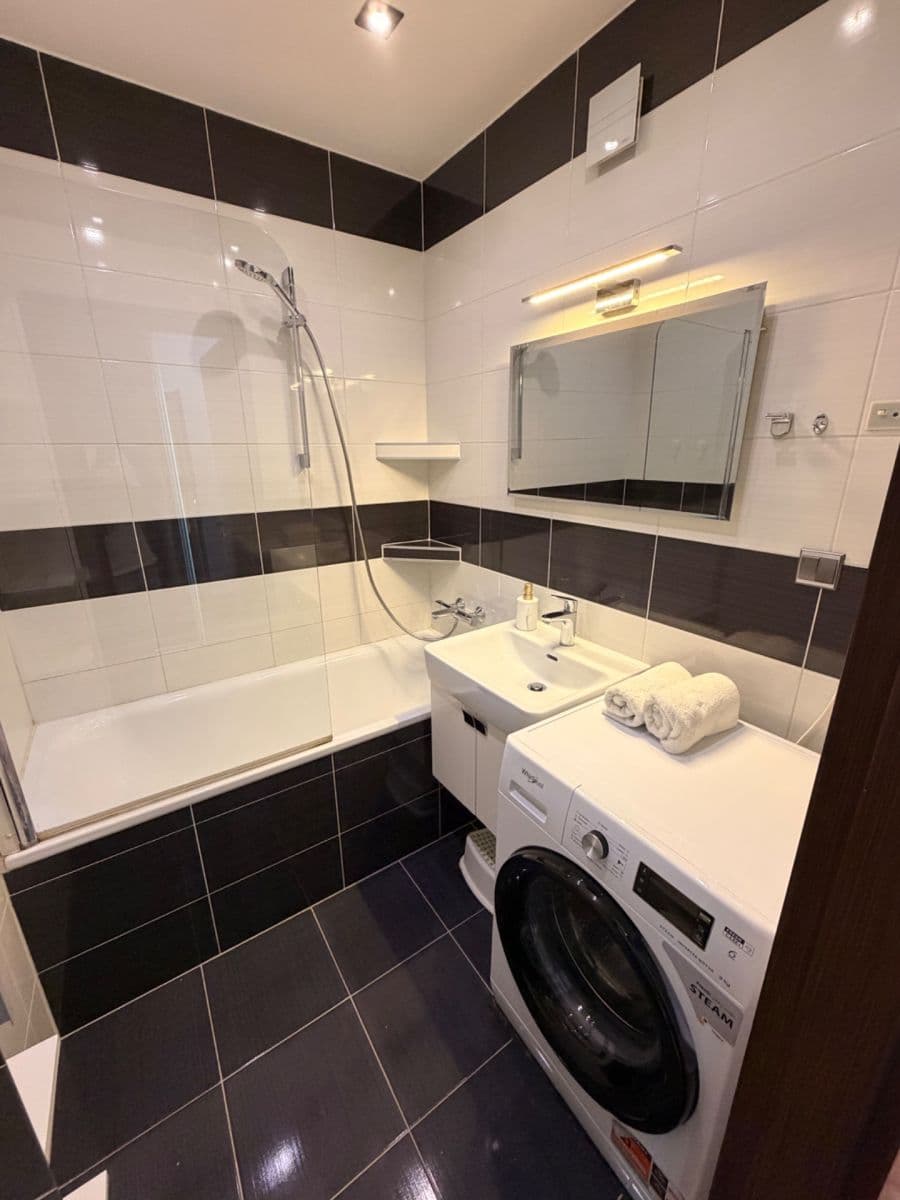 Prenájom bytu 3-izbový 77 m², Holíčska, Petržalka, Bratislavský kraj Prenájom bytu 3-izbový 77 m², Holíčska, Petržalka, Bratislavský kraj