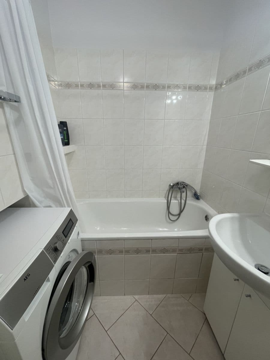 Prenájom bytu 2-izbový 50 m², Mochovská, Praha, Praha Prenájom bytu 2-izbový 50 m², Mochovská, Praha, Praha