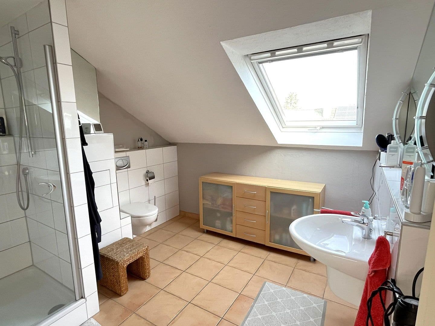 Predaj domu 146 m², pozemek 252 m², Stuttgart-Weilimdorf (Wolfbusch), Bádensko-Wurttembersko Predaj domu 146 m², pozemek 252 m², Stuttgart-Weilimdorf (Wolfbusch), Bádensko-Wurttembersko