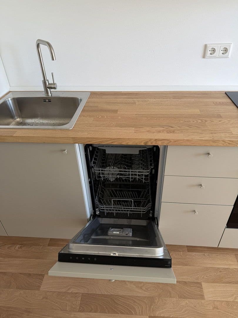 Prenájom bytu 4-izbový 120 m², Bucher Straße 97, Nürnberg, Bavorsko Prenájom bytu 4-izbový 120 m², Bucher Straße 97, Nürnberg, Bavorsko