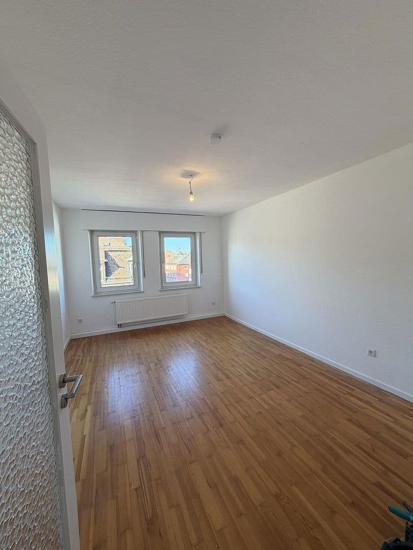 Prenájom bytu 4-izbový 120 m², Bucher Straße 97, Nürnberg, Bavorsko Prenájom bytu 4-izbový 120 m², Bucher Straße 97, Nürnberg, Bavorsko