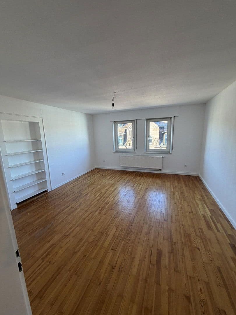 Prenájom bytu 4-izbový 120 m², Bucher Straße 97, Nürnberg, Bavorsko Prenájom bytu 4-izbový 120 m², Bucher Straße 97, Nürnberg, Bavorsko