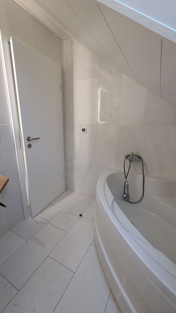 Prenájom bytu 4-izbový 186 m², Flörsheim-Dalsheim, Porýnie-Falcko Prenájom bytu 4-izbový 186 m², Flörsheim-Dalsheim, Porýnie-Falcko