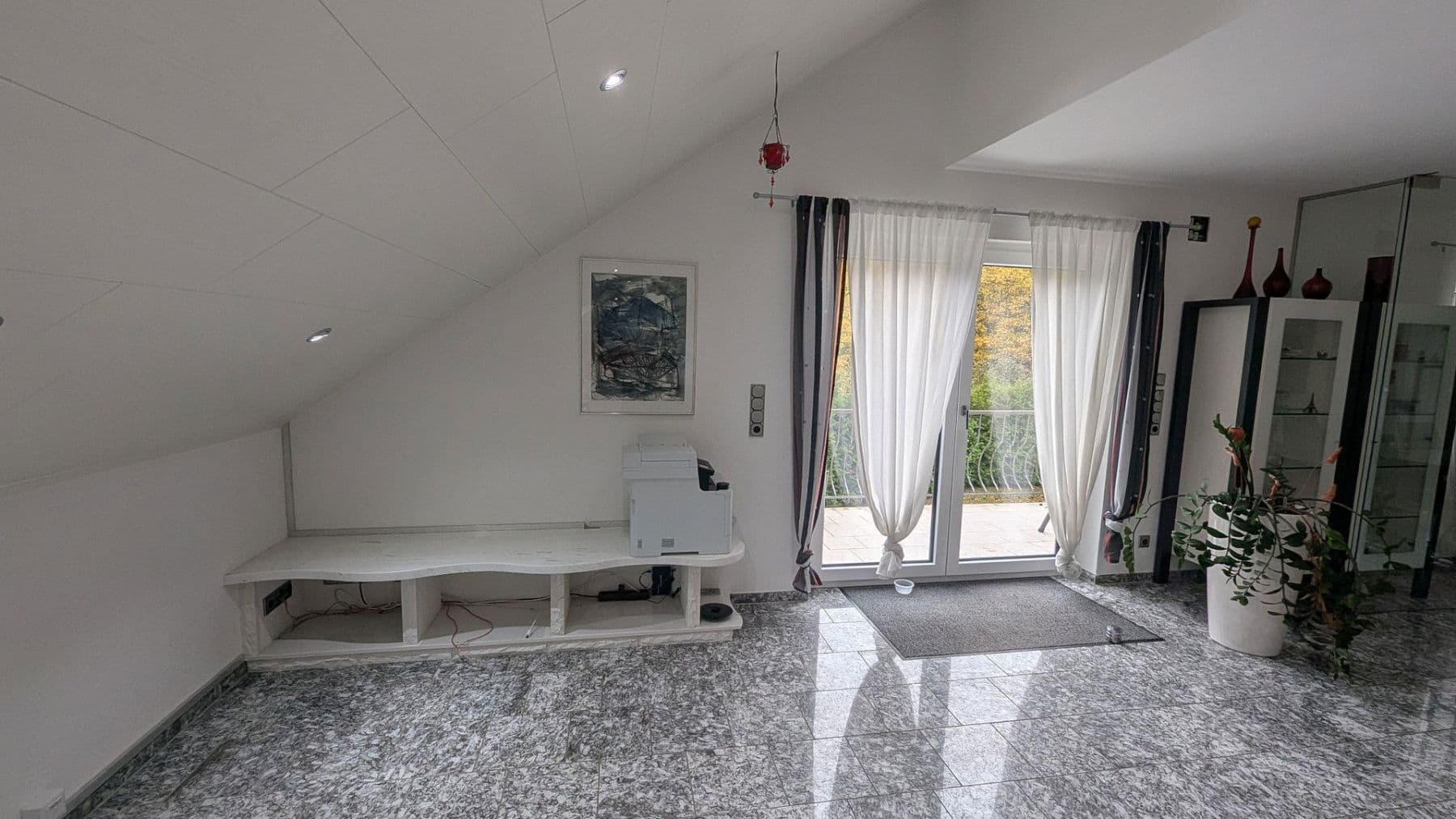 Prenájom bytu 4-izbový 186 m², Flörsheim-Dalsheim, Porýnie-Falcko Prenájom bytu 4-izbový 186 m², Flörsheim-Dalsheim, Porýnie-Falcko