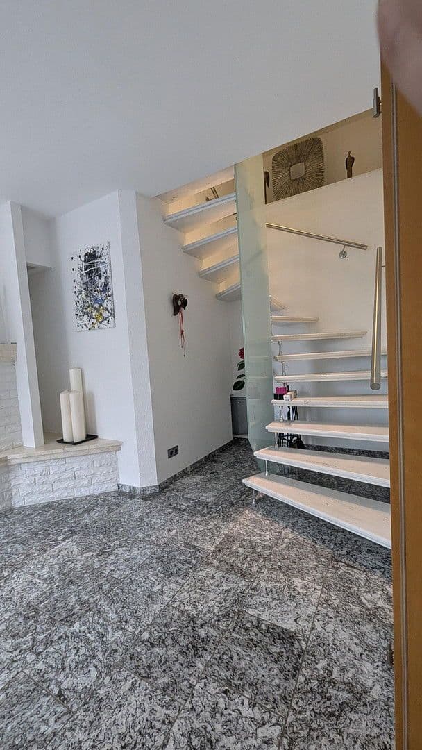 Prenájom bytu 4-izbový 186 m², Flörsheim-Dalsheim, Porýnie-Falcko Prenájom bytu 4-izbový 186 m², Flörsheim-Dalsheim, Porýnie-Falcko