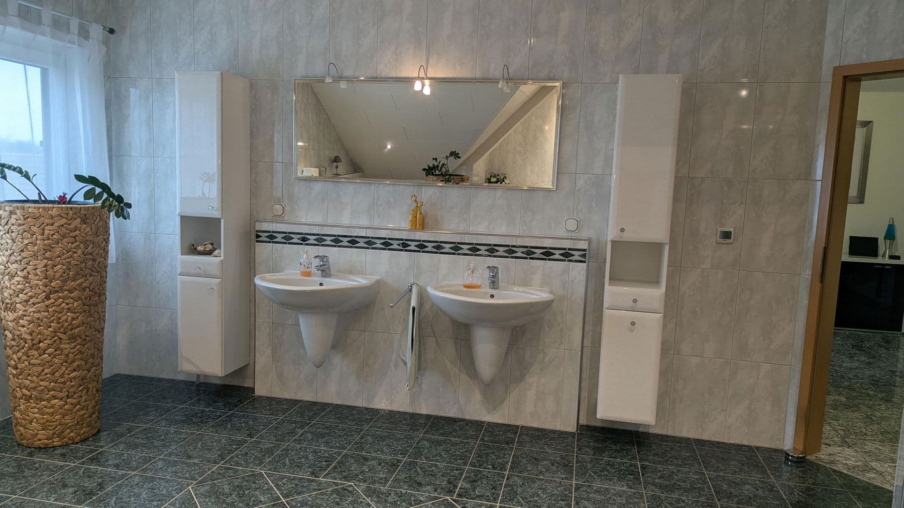 Prenájom bytu 4-izbový 186 m², Flörsheim-Dalsheim, Porýnie-Falcko Prenájom bytu 4-izbový 186 m², Flörsheim-Dalsheim, Porýnie-Falcko