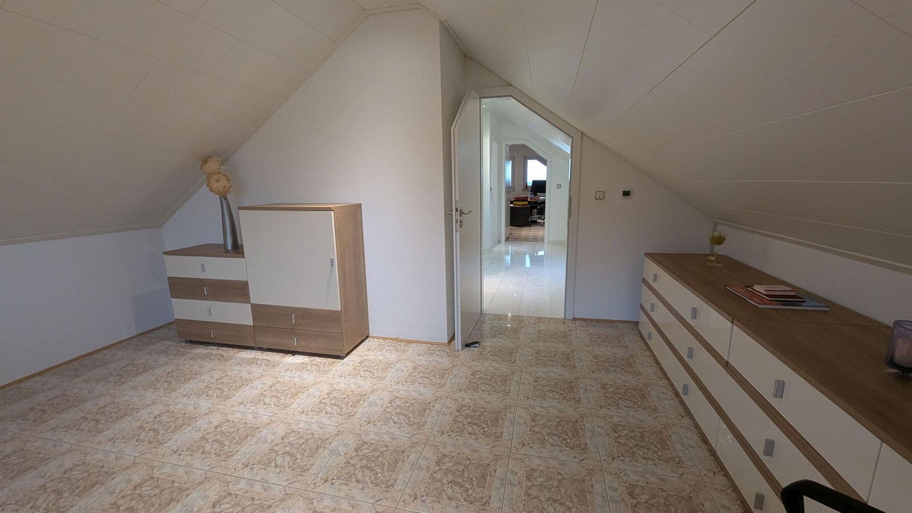 Prenájom bytu 4-izbový 186 m², Flörsheim-Dalsheim, Porýnie-Falcko Prenájom bytu 4-izbový 186 m², Flörsheim-Dalsheim, Porýnie-Falcko