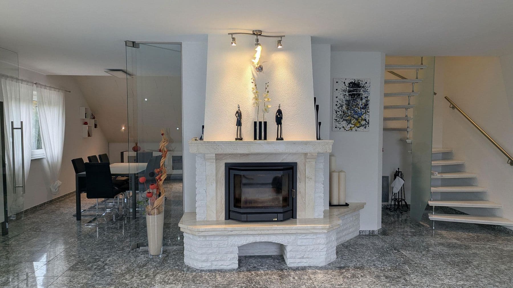 Prenájom bytu 4-izbový 186 m², Flörsheim-Dalsheim, Porýnie-Falcko Prenájom bytu 4-izbový 186 m², Flörsheim-Dalsheim, Porýnie-Falcko