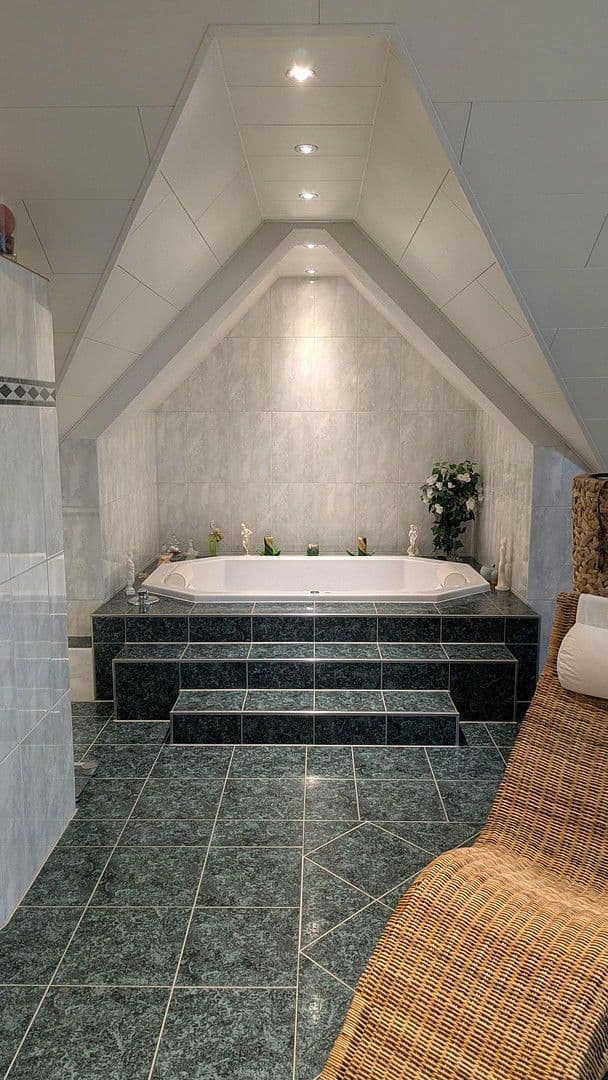 Prenájom bytu 4-izbový 186 m², Flörsheim-Dalsheim, Porýnie-Falcko Prenájom bytu 4-izbový 186 m², Flörsheim-Dalsheim, Porýnie-Falcko