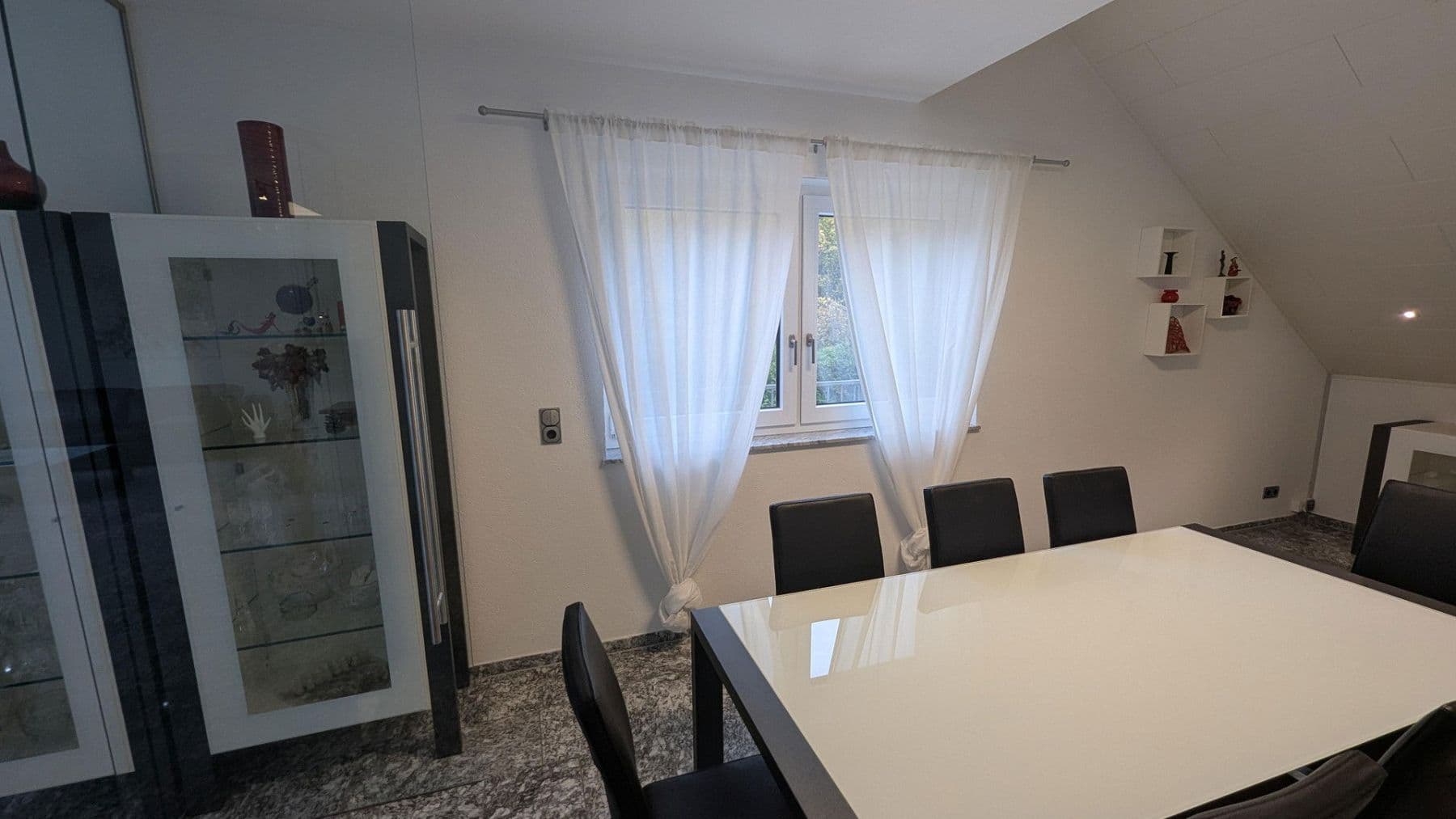 Prenájom bytu 4-izbový 186 m², Flörsheim-Dalsheim, Porýnie-Falcko Prenájom bytu 4-izbový 186 m², Flörsheim-Dalsheim, Porýnie-Falcko