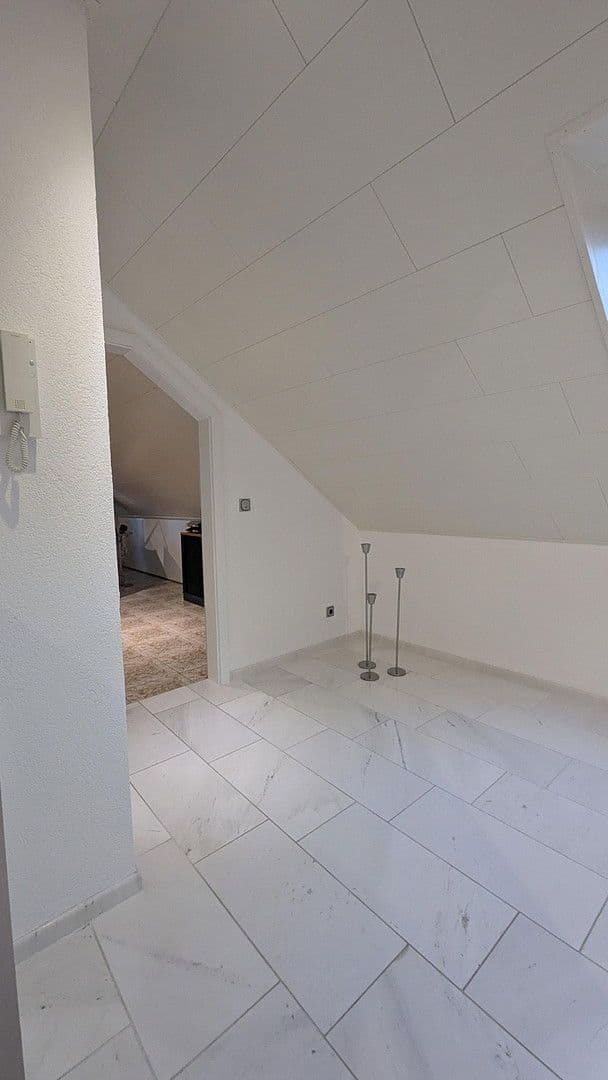 Prenájom bytu 4-izbový 186 m², Flörsheim-Dalsheim, Porýnie-Falcko Prenájom bytu 4-izbový 186 m², Flörsheim-Dalsheim, Porýnie-Falcko