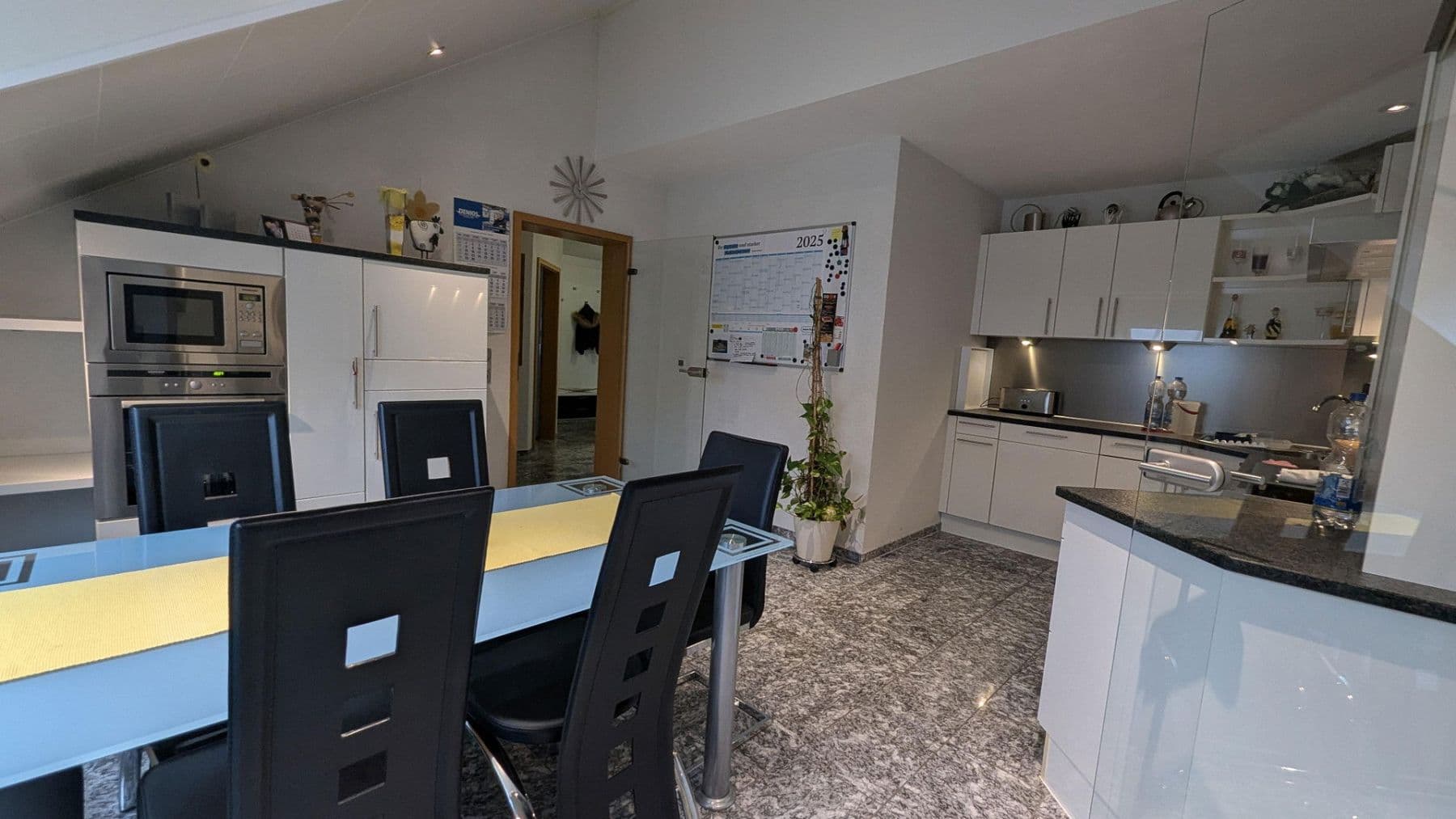 Prenájom bytu 4-izbový 186 m², Flörsheim-Dalsheim, Porýnie-Falcko Prenájom bytu 4-izbový 186 m², Flörsheim-Dalsheim, Porýnie-Falcko