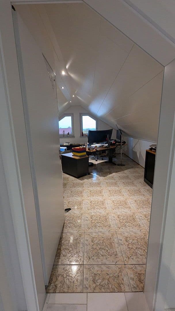 Prenájom bytu 4-izbový 186 m², Flörsheim-Dalsheim, Porýnie-Falcko Prenájom bytu 4-izbový 186 m², Flörsheim-Dalsheim, Porýnie-Falcko