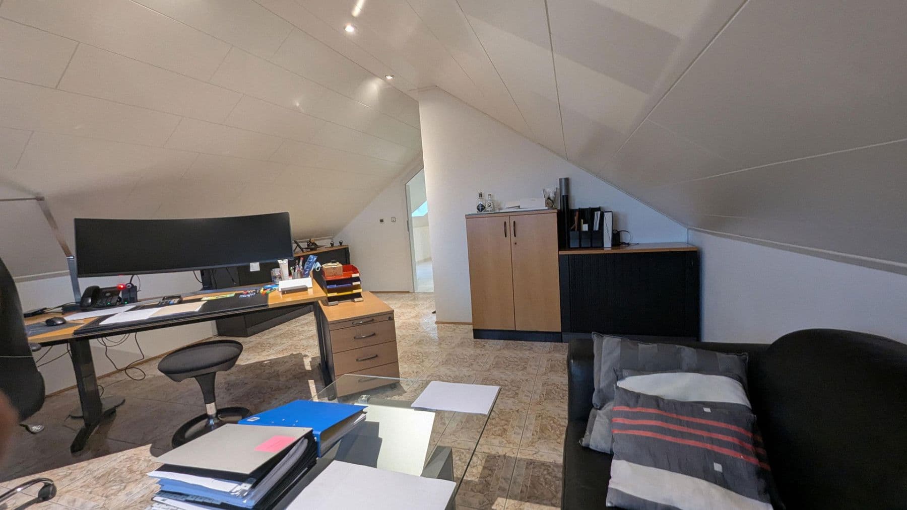 Prenájom bytu 4-izbový 186 m², Flörsheim-Dalsheim, Porýnie-Falcko Prenájom bytu 4-izbový 186 m², Flörsheim-Dalsheim, Porýnie-Falcko