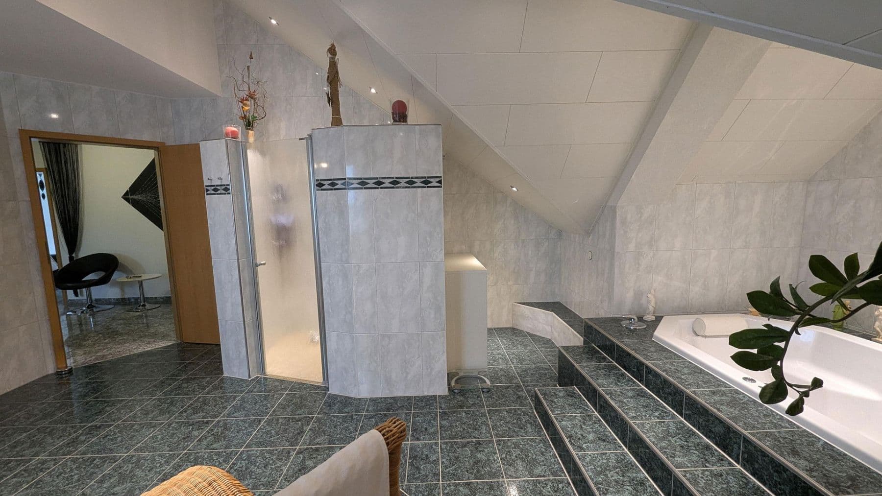 Prenájom bytu 4-izbový 186 m², Flörsheim-Dalsheim, Porýnie-Falcko Prenájom bytu 4-izbový 186 m², Flörsheim-Dalsheim, Porýnie-Falcko